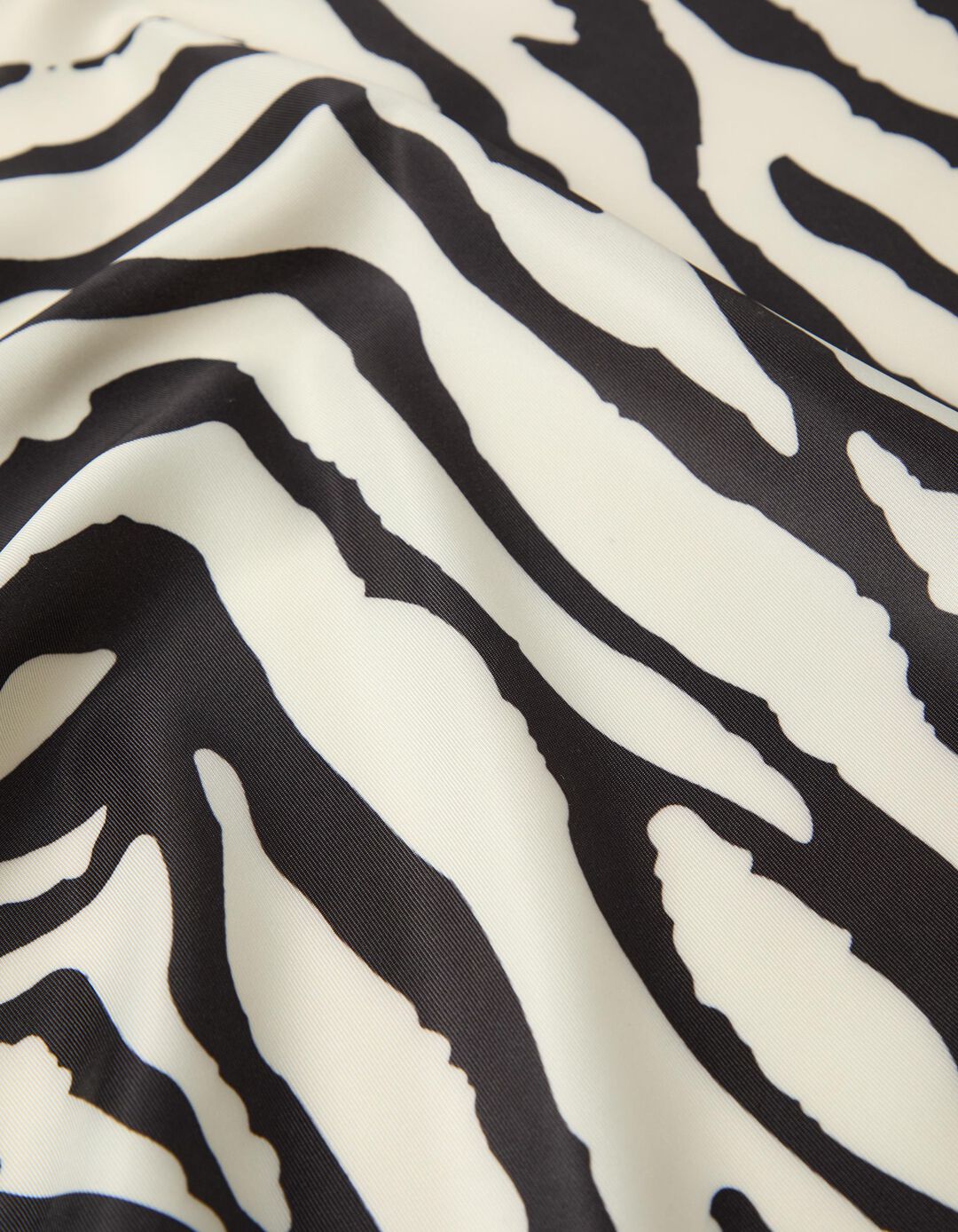 Len&ccedil;o Animal Print, Mulher, Preto