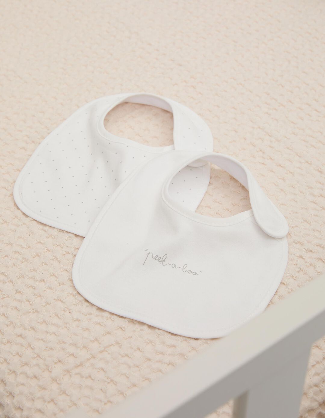 Pack De 2 Babetes Para Rec&eacute;m-Nascido e Beb&eacute; ZY Baby, Branco/Cinza