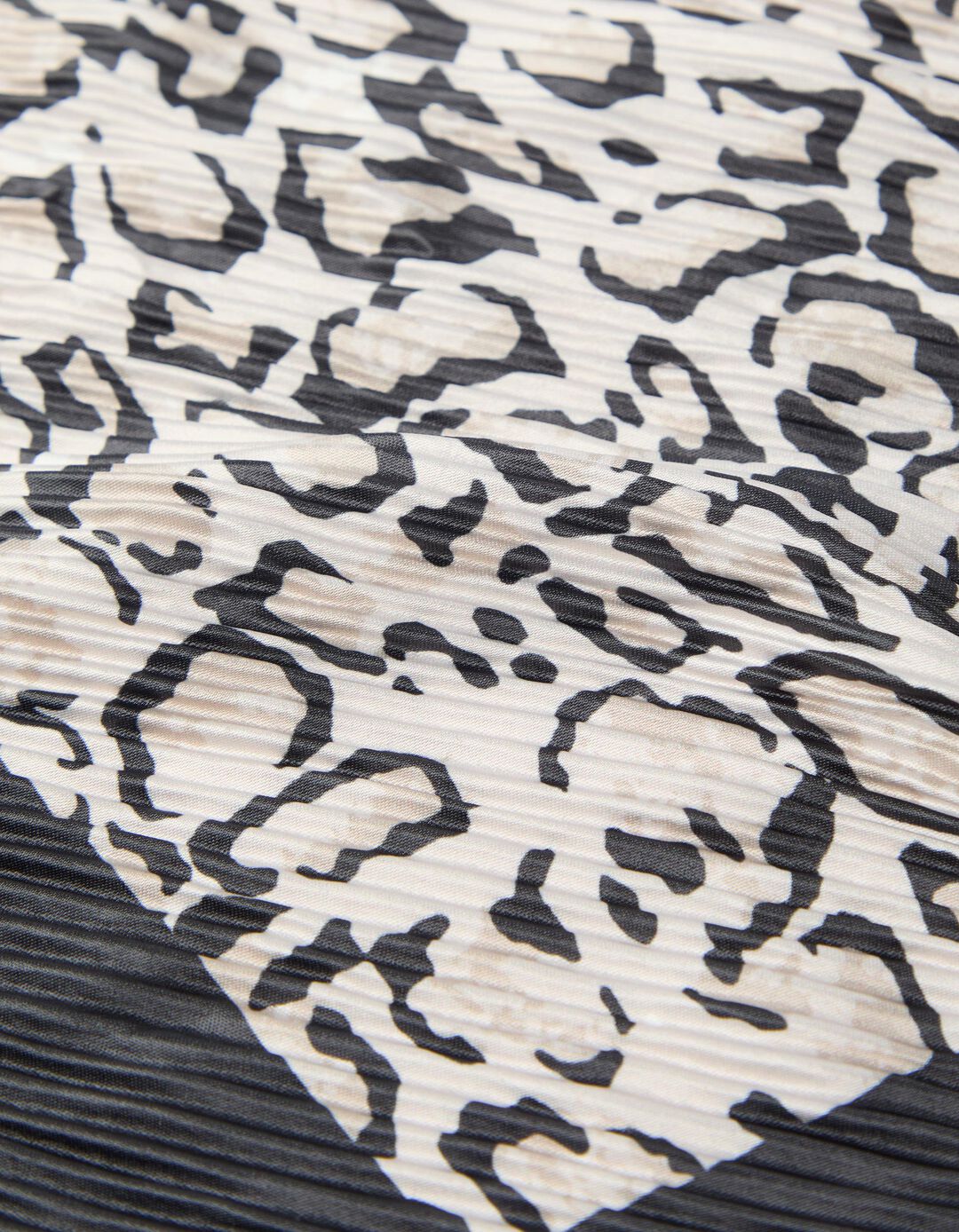 Len&ccedil;o Plissado Animal Print, Mulher, Branco