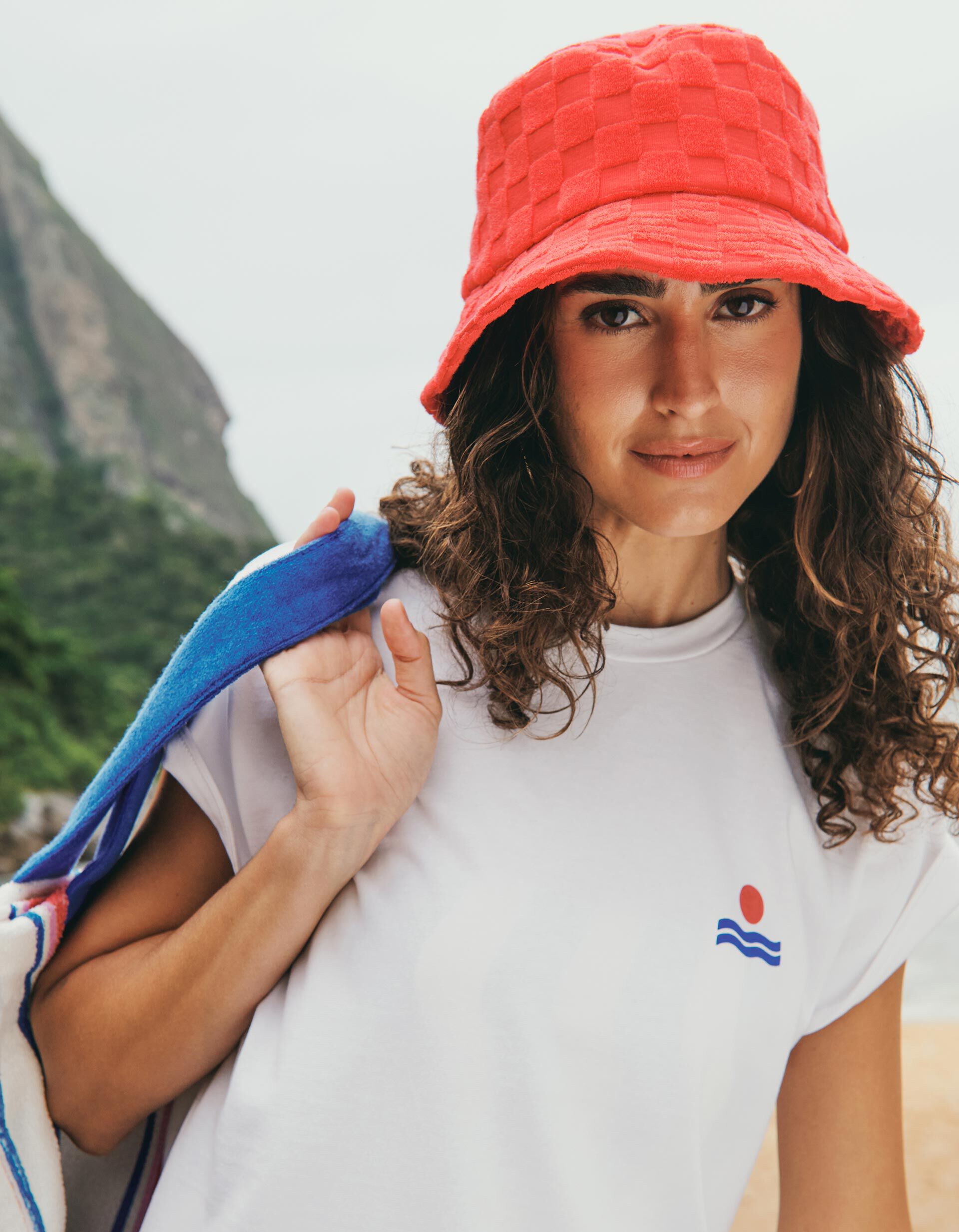 Chap&eacute;u Panam&aacute;, Mulher, Vermelho