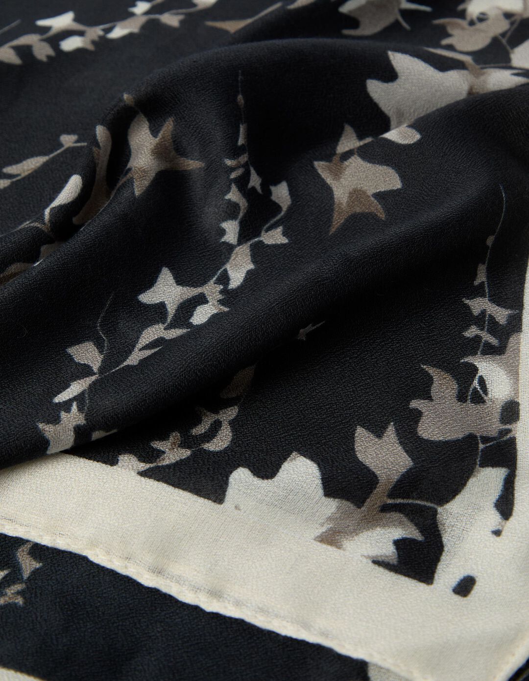 Len&ccedil;o Estampado Floral, Mulher, Preto