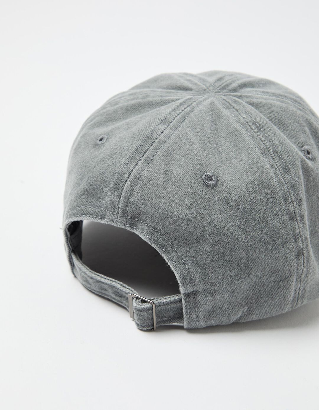 Bon&eacute;, Homem, Cinzento