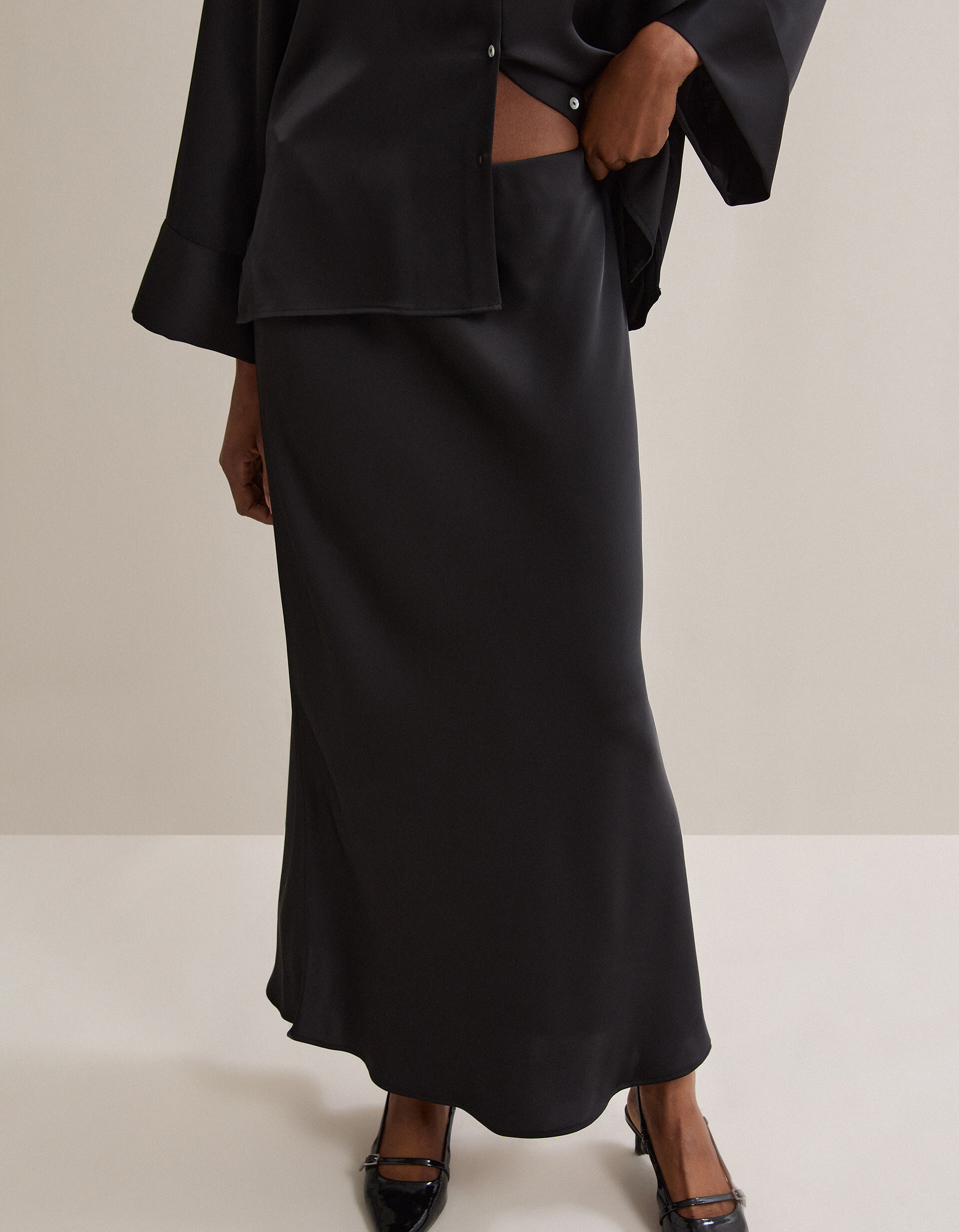 Comprar Online Saia Comprida Acetinada, Mulher, Preto