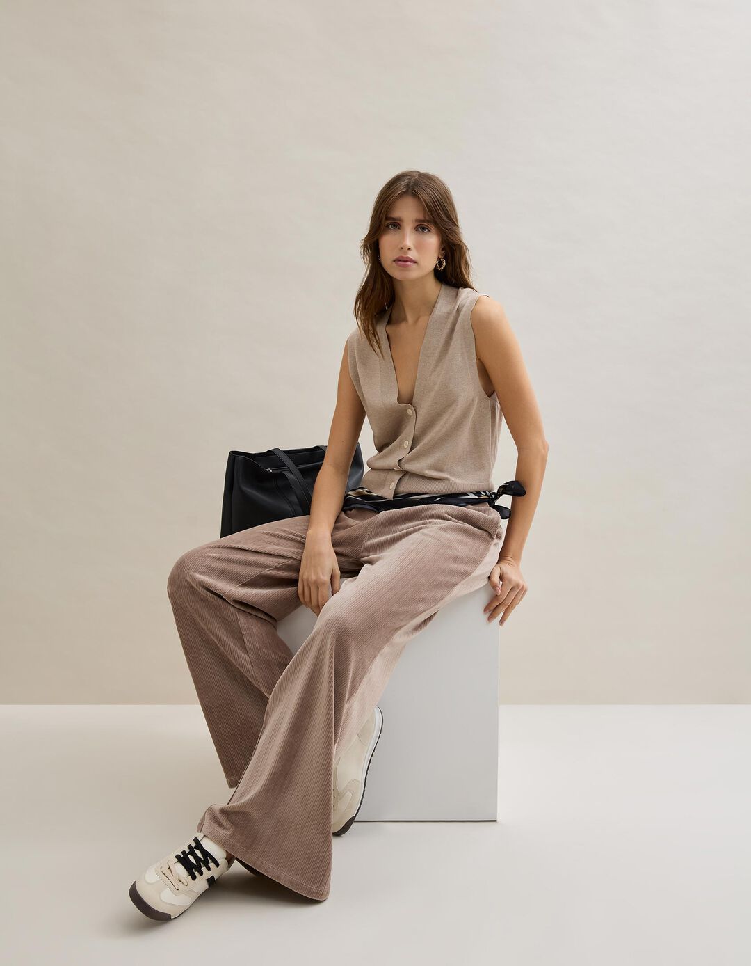 Cal&ccedil;as de Bombazina, Mulher, Bege