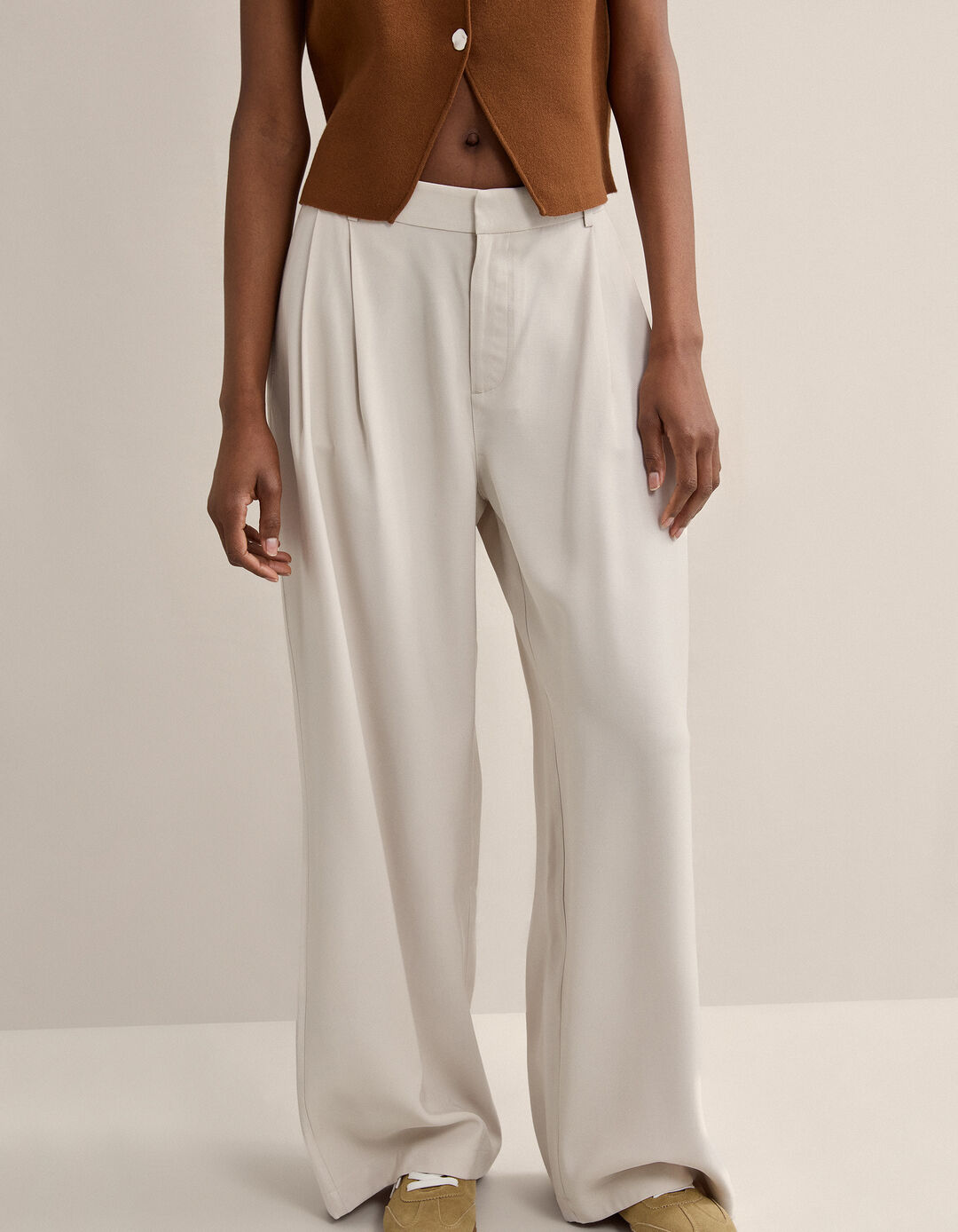 Cal&ccedil;as, Mulher, Bege