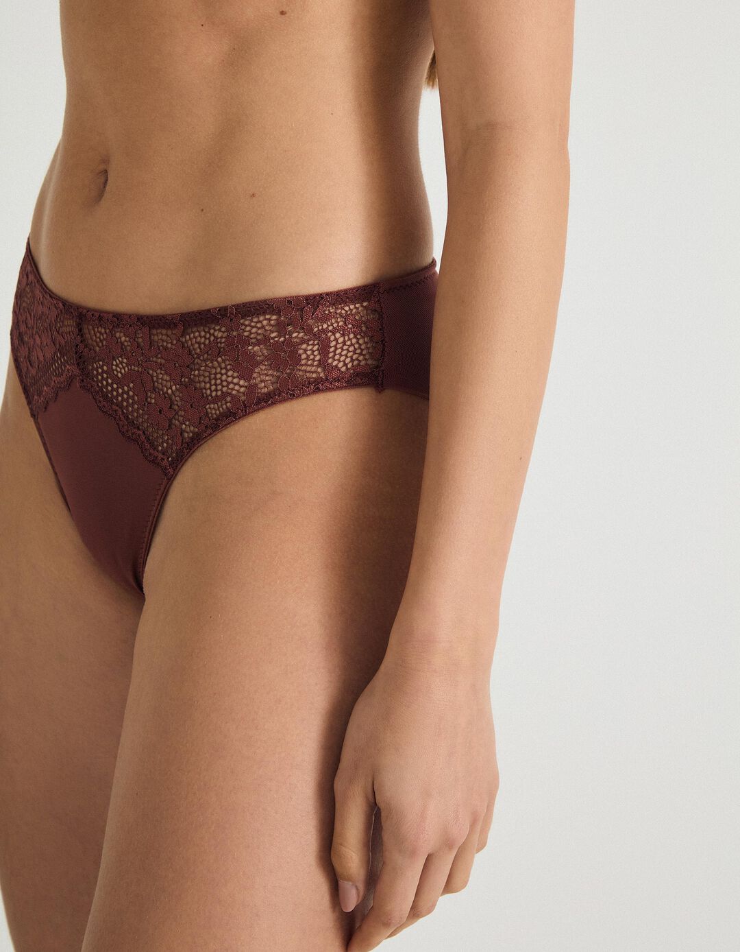 Cuecas com Renda, Mulher, Castanho