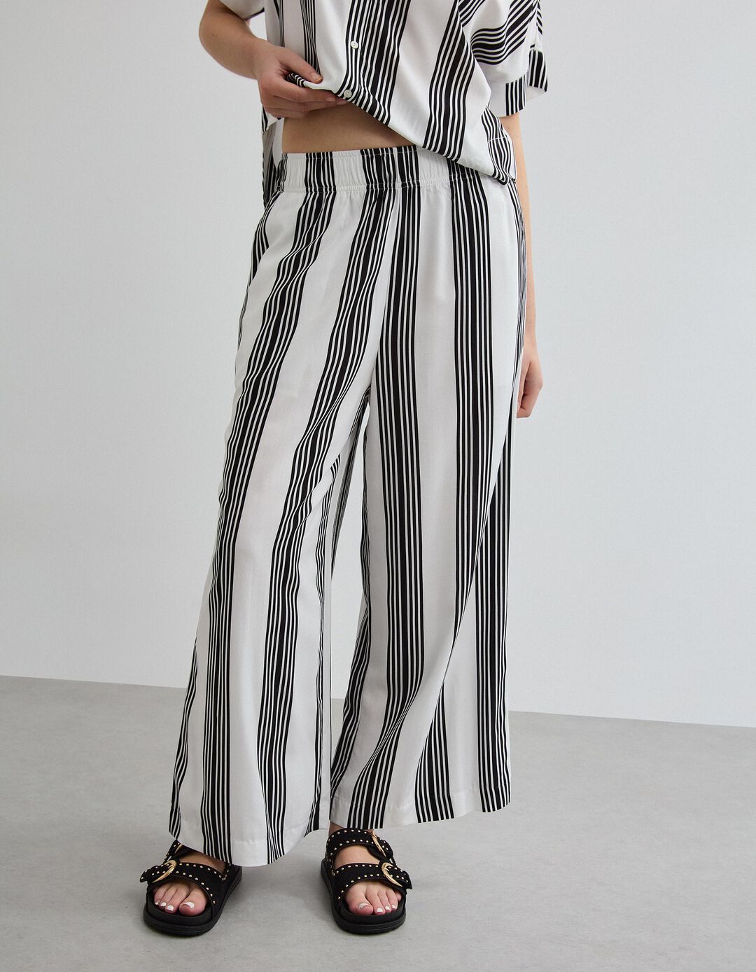 Cal&ccedil;as Riscas, Mulher, Preto