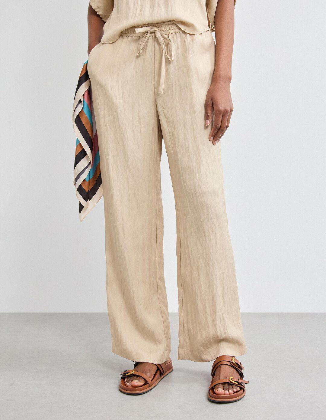 Cal&ccedil;as Liocel, Mulher, Bege