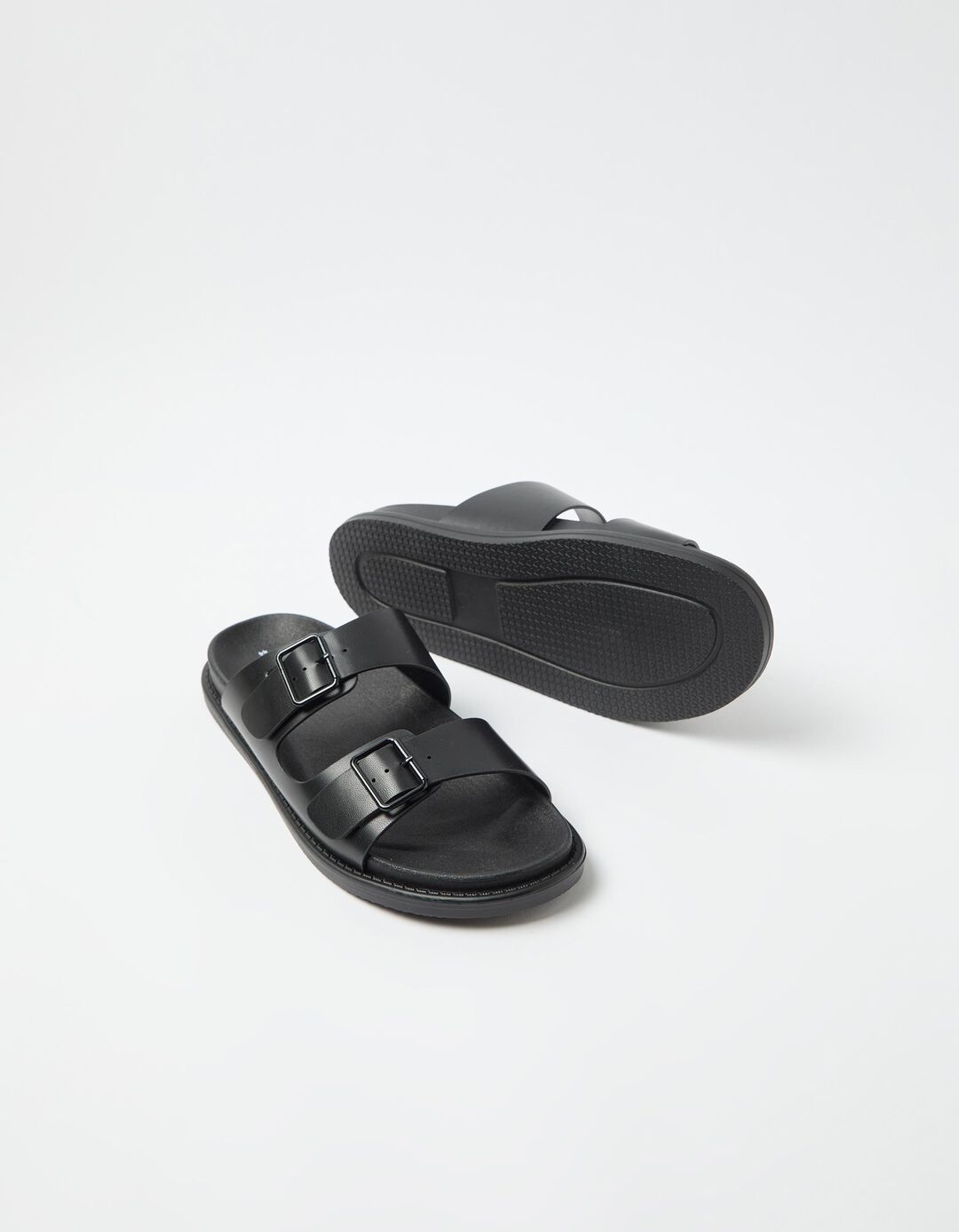 Sand&aacute;lias, Homem, Preto