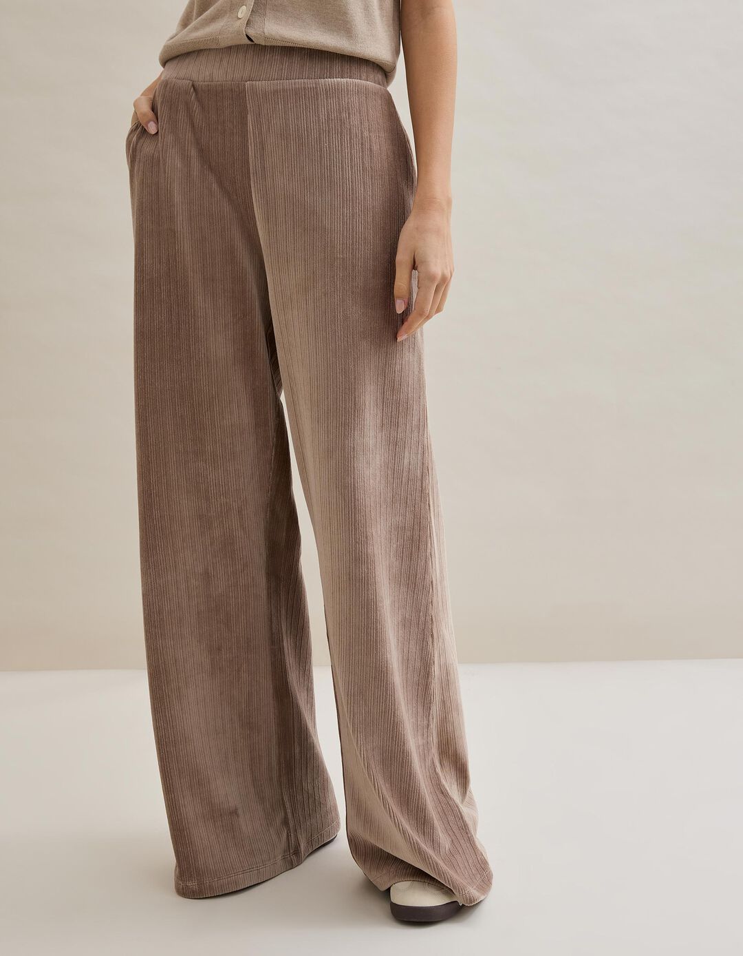 Cal&ccedil;as de Bombazina, Mulher, Bege