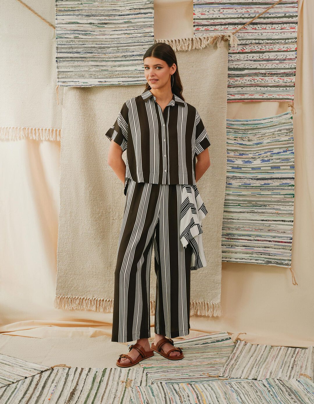 Cal&ccedil;as Riscas, Mulher, Castanho Escuro