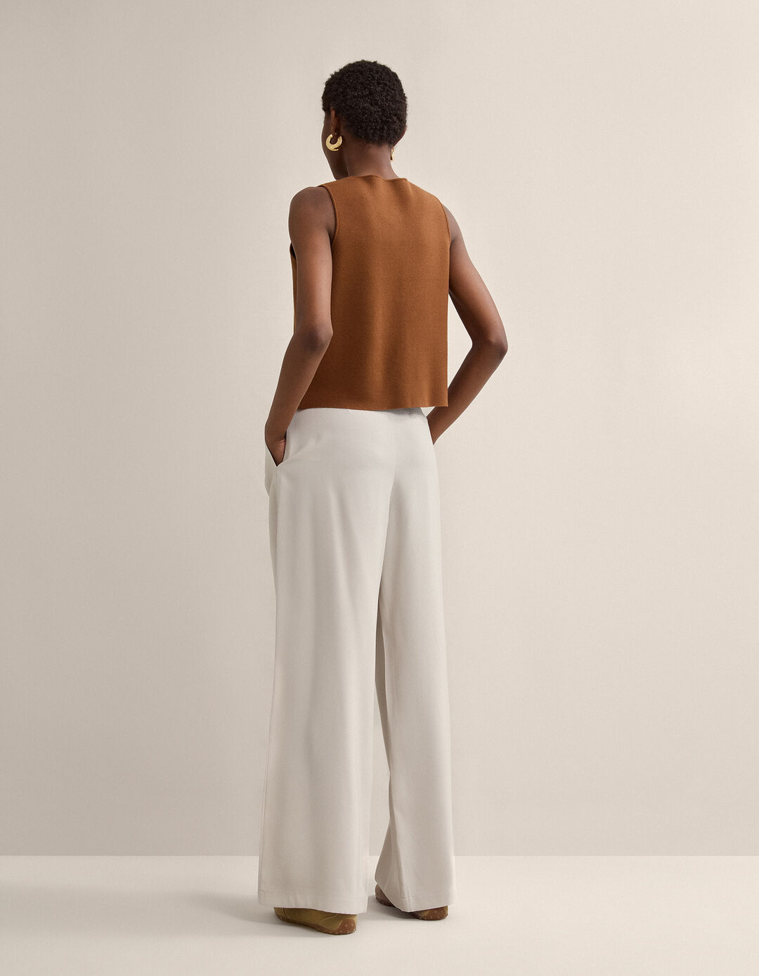 Cal&ccedil;as, Mulher, Bege