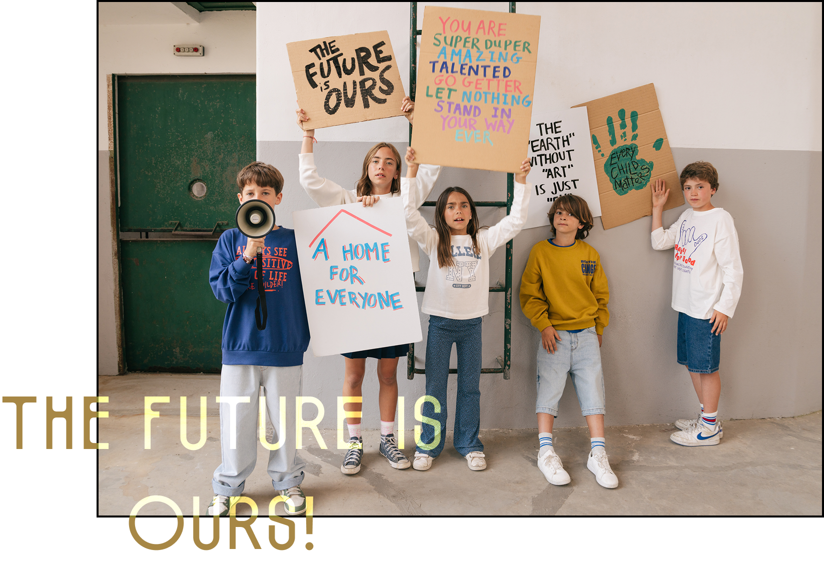 Grupo de crianças a segurar cartazes manuscritos, plano aproximado, com o texto The future is ours!