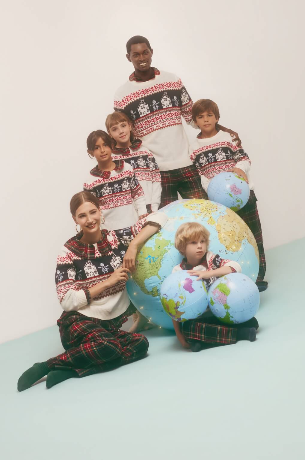 Grupo de crianças com presentes e globo em estúdio