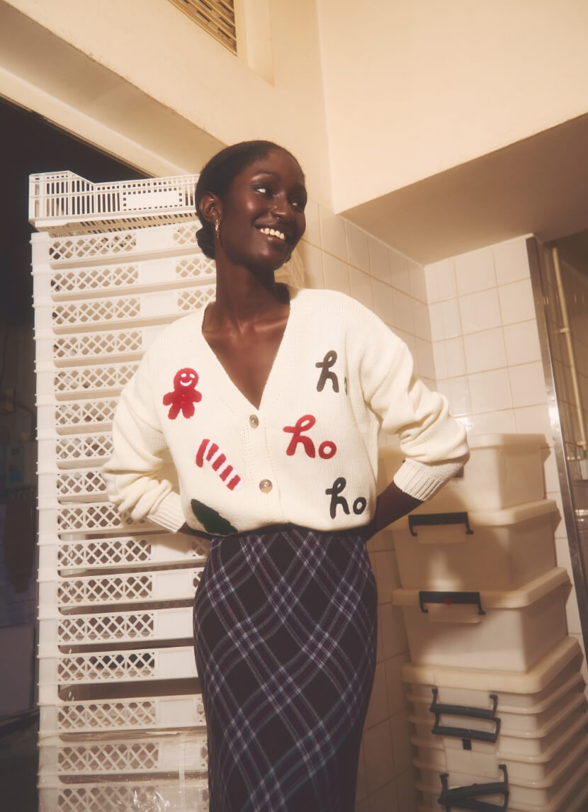 Retrato de mulher com camisola de Natal branca em interior