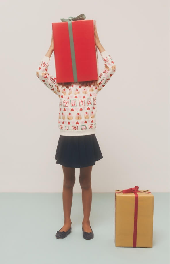 Modelo com camisolão de Natal junto a azulejos de cozinha