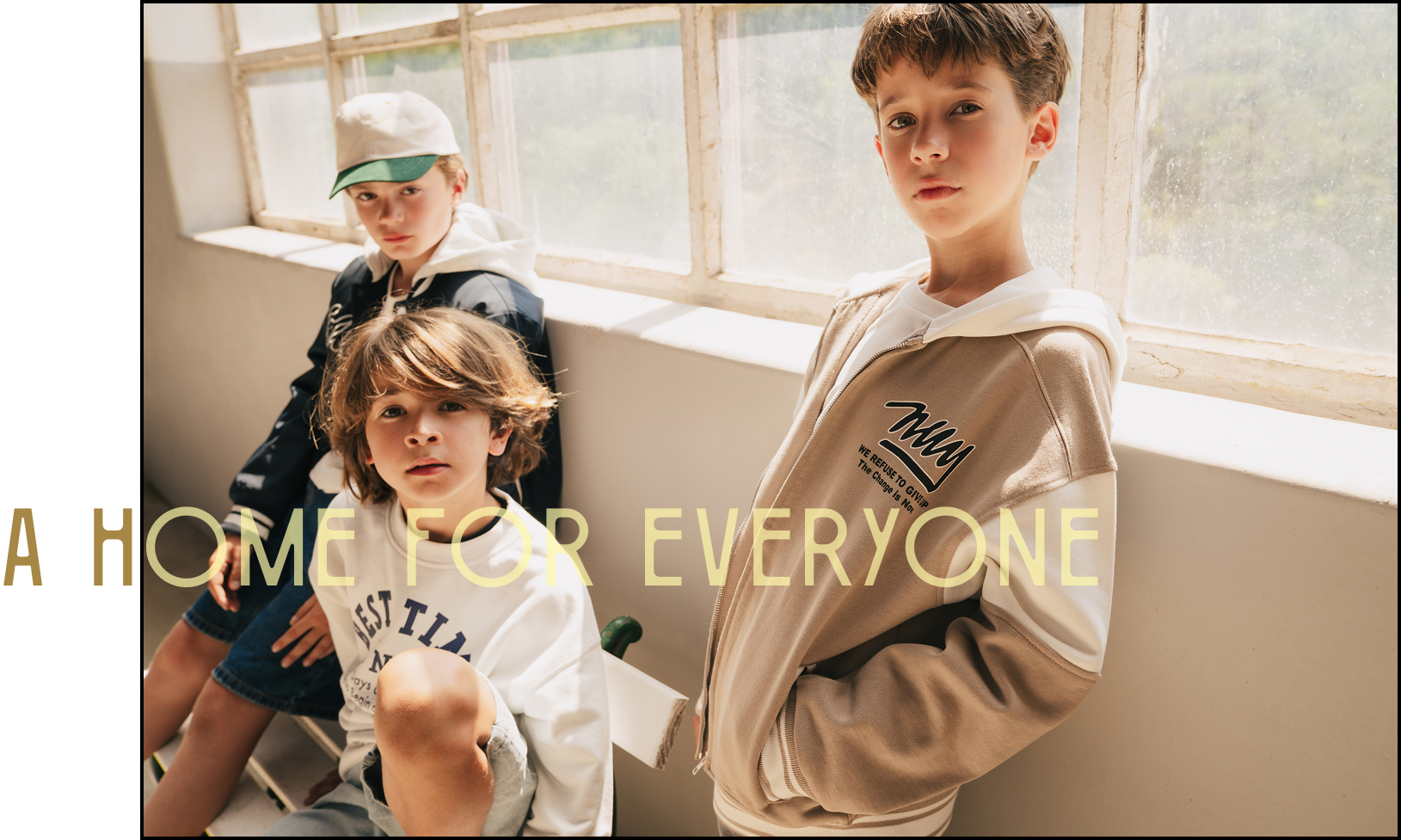 Dois rapazes junto a uma janela grande, um deles veste camisola bege, com o título A home for everyone