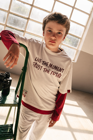 Retrato de criança com t-shirt com texto