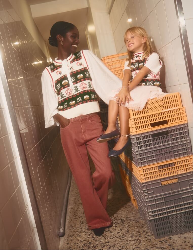 Retrato de criança com camisola de Natal a cozinhar