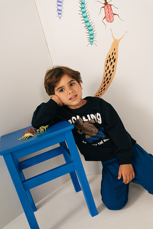 Retrato de criança com camisola às riscas
