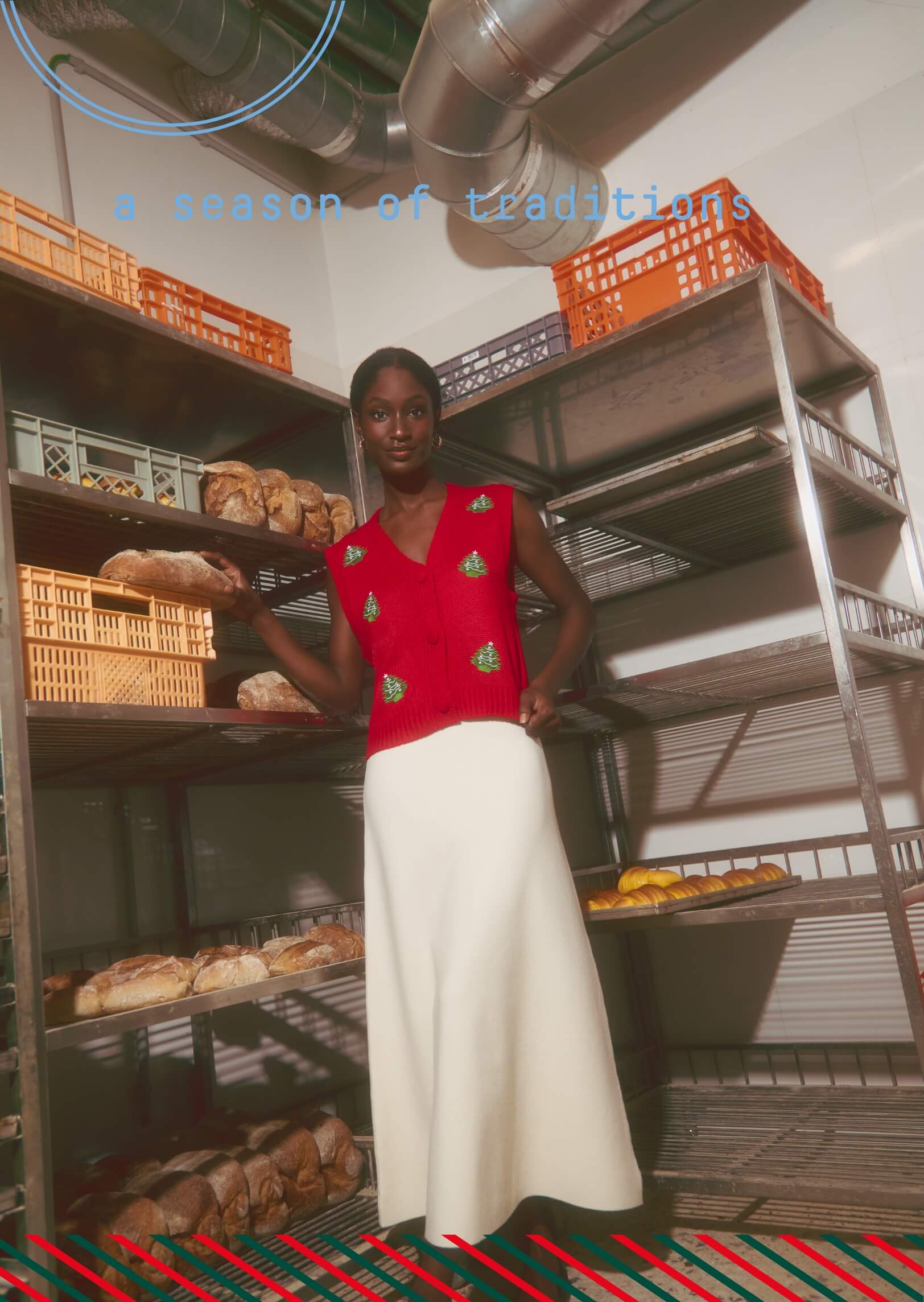 Modelo com camisola de Natal junto a prateleiras de padaria